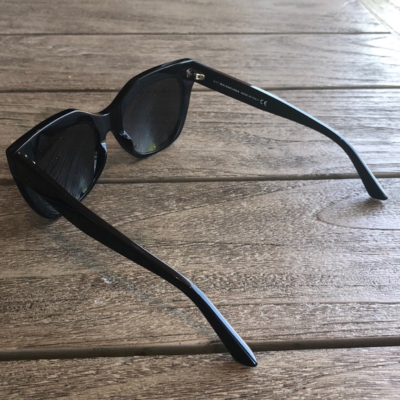 Balenciaga Sunglasses 100 UV Protection - Picture 3 of 4